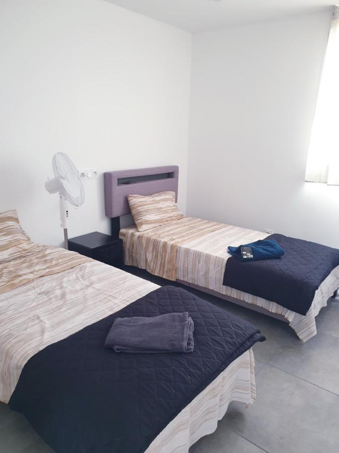 Big Flat Sea Vieuw 95 M2 5 Near Airport 5 Min Train 3 Min And Tram On Site, 7 Min, 2 Showers And 2 Toilets , Neuf Grand 95 M2 5 Proche Aeroport 5 Min Train 3 Min Et Tramway Sur Place, 7 Min 2 Douches Et 2 Wc Vue Couette-café *