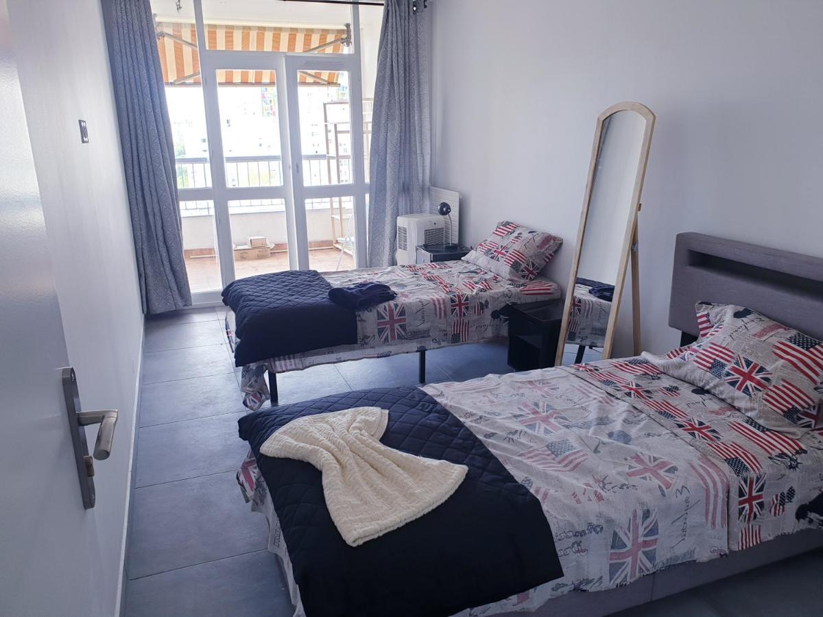 Big Flat Sea Vieuw 95 M2 5 Near Airport 5 Min Train 3 Min And Tram On Site, 7 Min, 2 Showers And 2 Toilets , Neuf Grand 95 M2 5 Proche Aeroport 5 Min Train 3 Min Et Tramway Sur Place, 7 Min 2 Douches Et 2 Wc Vue Couette-café *