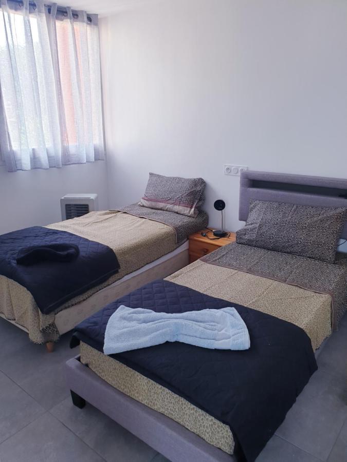 Big Flat Sea Vieuw 95 M2 5 Near Airport 5 Min Train 3 Min And Tram On Site, 7 Min, 2 Showers And 2 Toilets , Neuf Grand 95 M2 5 Proche Aeroport 5 Min Train 3 Min Et Tramway Sur Place, 7 Min 2 Douches Et 2 Wc Vue Couette-café