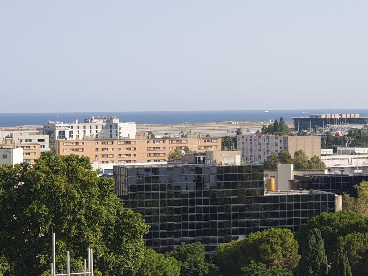 Big Flat Sea Vieuw 95 M2 5 Near Airport 5 Min Train 3 Min And Tram On Site, 7 Min, 2 Showers And 2 Toilets , Neuf Grand 95 M2 5 Proche Aeroport 5 Min Train 3 Min Et Tramway Sur Place, 7 Min 2 Douches Et 2 Wc Vue Couette-café *