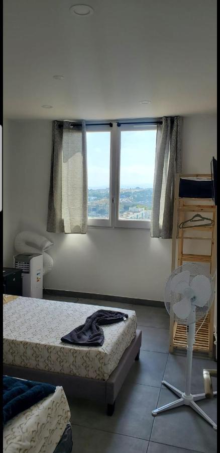 Big Flat Sea Vieuw 95 M2 5 Near Airport 5 Min Train 3 Min And Tram On Site, 7 Min, 2 Showers And 2 Toilets , Neuf Grand 95 M2 5 Proche Aeroport 5 Min Train 3 Min Et Tramway Sur Place, 7 Min 2 Douches Et 2 Wc Vue Couette-café Nice
