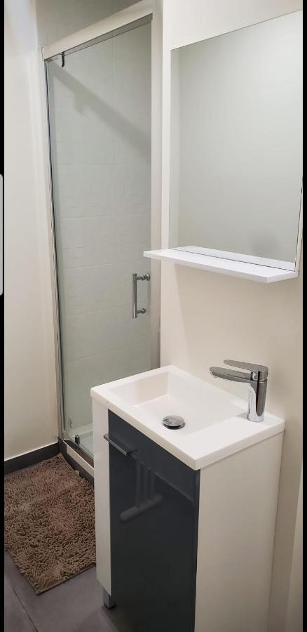 Big Flat Sea Vieuw 95 M2 5 Near Airport 5 Min Train 3 Min And Tram On Site, 7 Min, 2 Showers And 2 Toilets , Neuf Grand 95 M2 5 Proche Aeroport 5 Min Train 3 Min Et Tramway Sur Place, 7 Min 2 Douches Et 2 Wc Vue Couette-café Nice